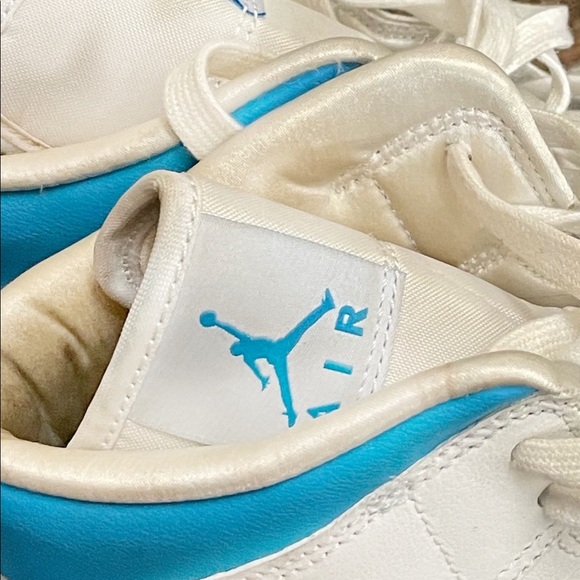 Nike Air Jordan 1 Mid UNC Women’s - Picture 3 of 5